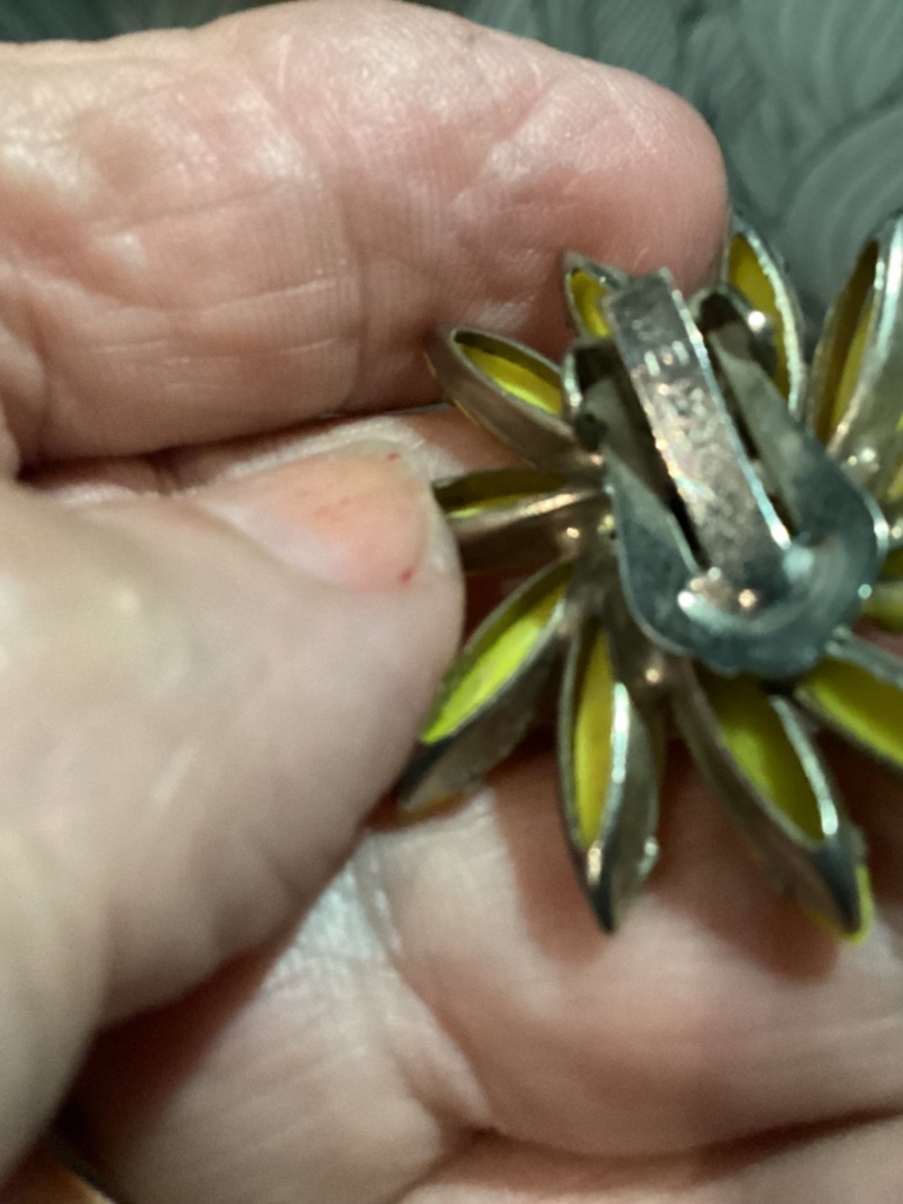 WEISS VINTAGE RARE RARE FLOWER EARRINGS. DAISY 🌼 STYLE MOMS COLLECTION - Picture 8 of 9
